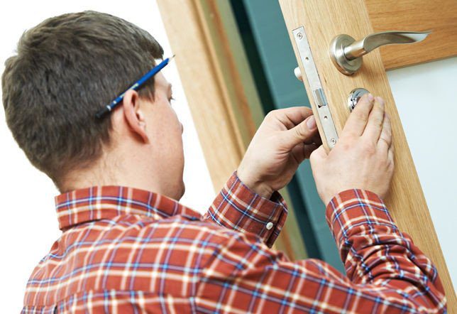 Joiner fitting an internal door